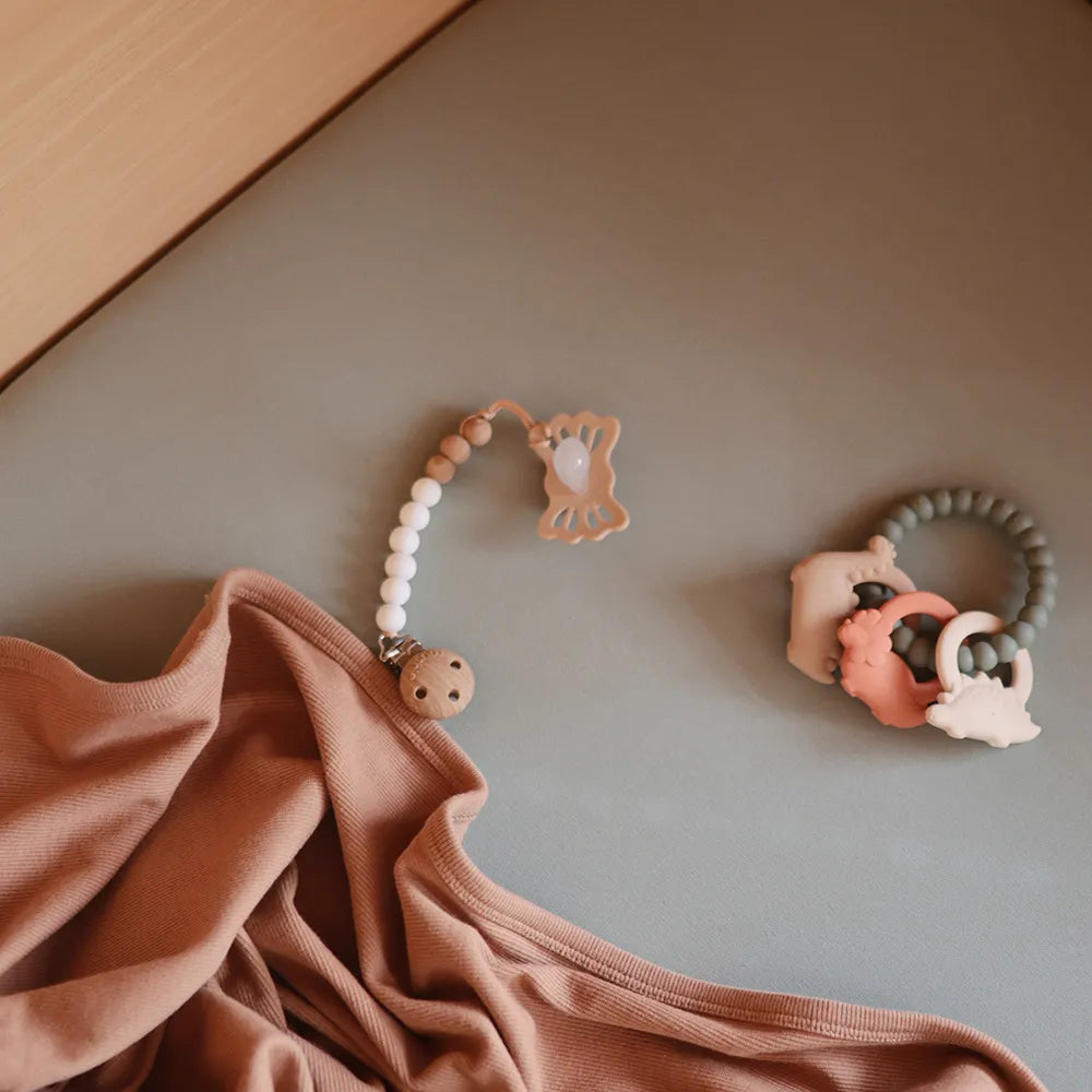 Mushie pacifier chain - Eva